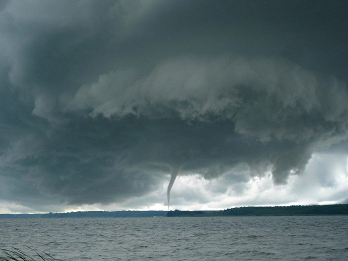 image d'une tornade sur la mer