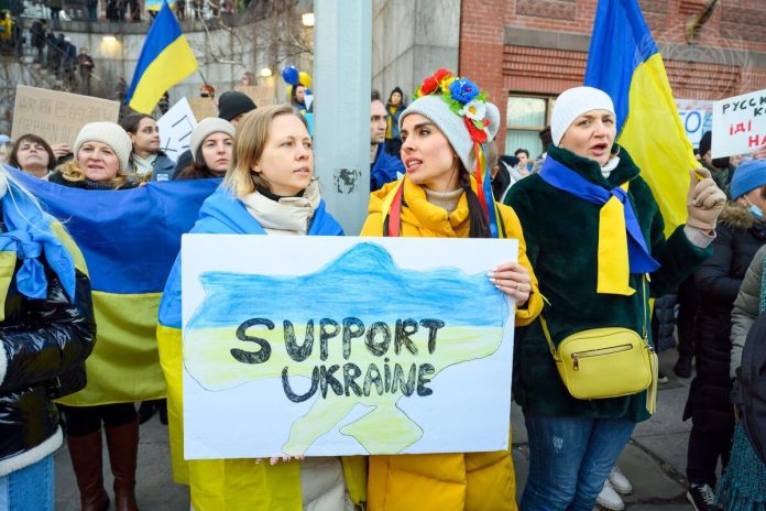 Manifestants pro Manifestants en bleu et jaune demandant de soutenir l'Ukraine