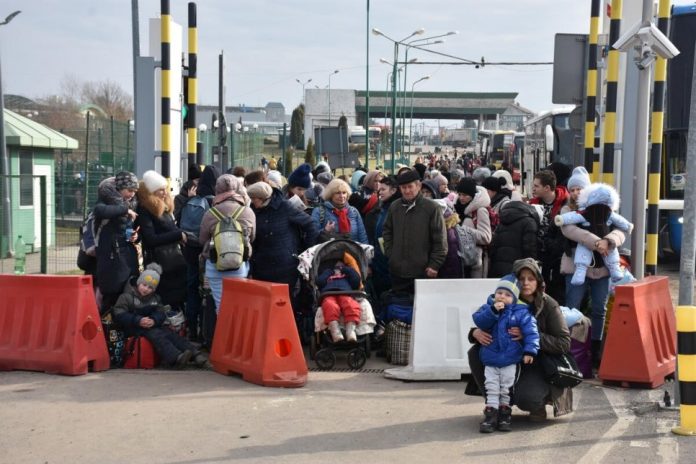 Dizaines de réfugiés ukrainiens à la frontière polonaise