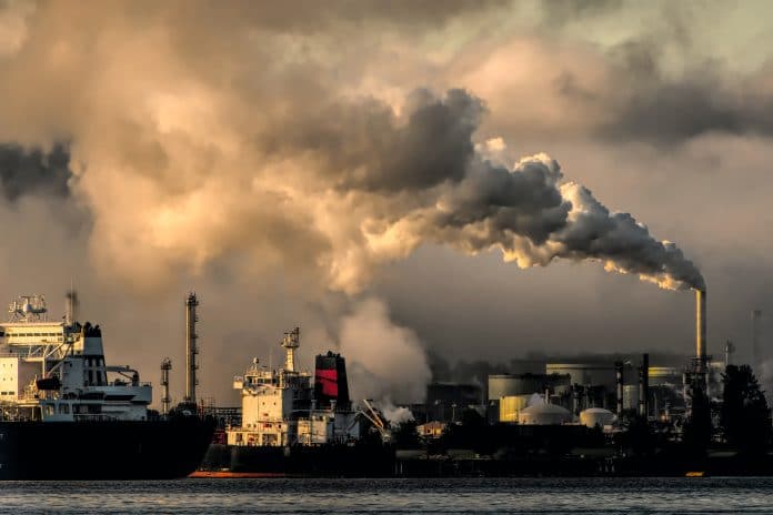 Fumée d'usine sur fond de coucher de soleil