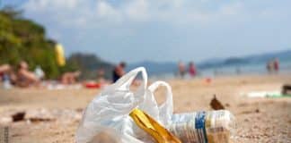 déchets abandonnés sur une plage