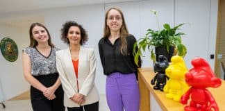 Les jeunes déléguées belges de l’ONU Mathilde Chignesse (gauche) et Maïté Coppens (droite) avec la Ministre belge des Affaires étrangères, Hadja Lahbib