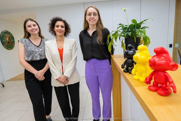 Les jeunes déléguées belges de l’ONU Mathilde Chignesse (gauche) et Maïté Coppens (droite) avec la Ministre belge des Affaires étrangères, Hadja Lahbib