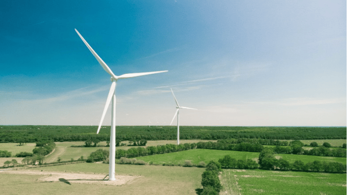 Vue d'éoliennes dans un champ