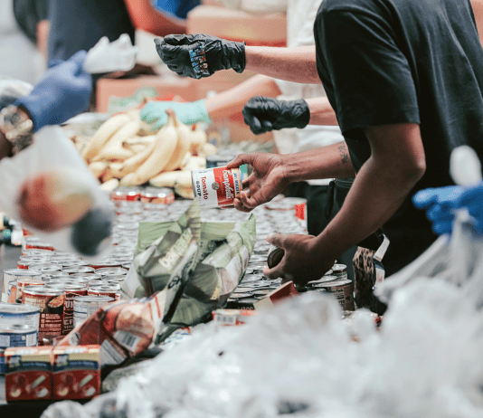 étalage d'une banque alimentaire, solidarité humaine