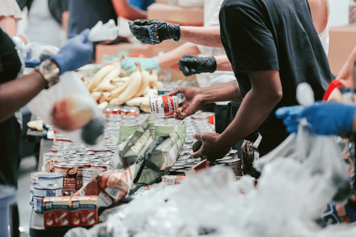 étalage d'une banque alimentaire, solidarité humaine