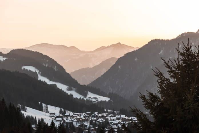 une photo des alpes françaises, au levé du jour