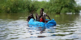 innondation personne dans un bateau