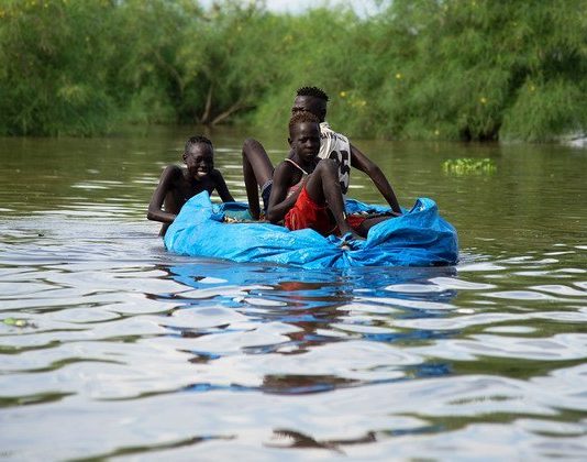 innondation personne dans un bateau