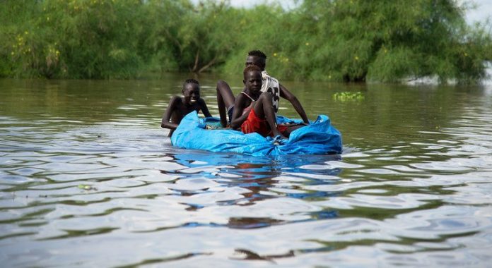 innondation personne dans un bateau