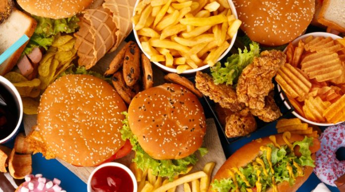 Aliments contenant des acides gras trans en grande quantité : burger, frites, nuggets, chips, hotdog.