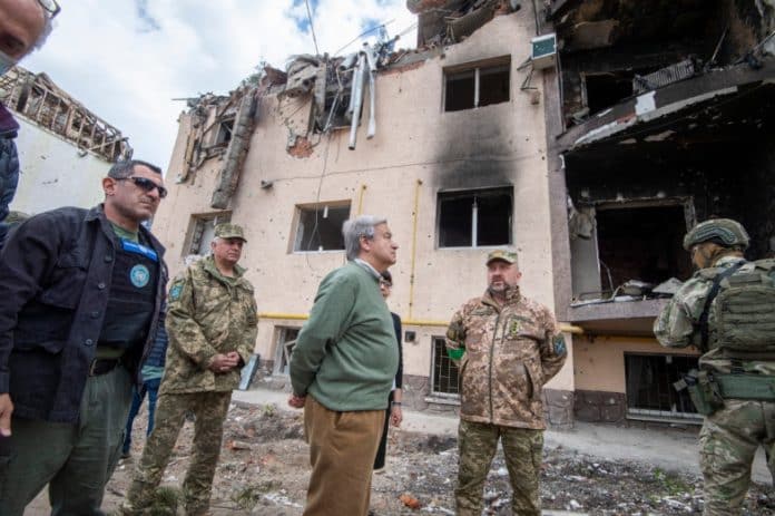 Antonio Guterres en visite en Ukraine devant des batiments démolis