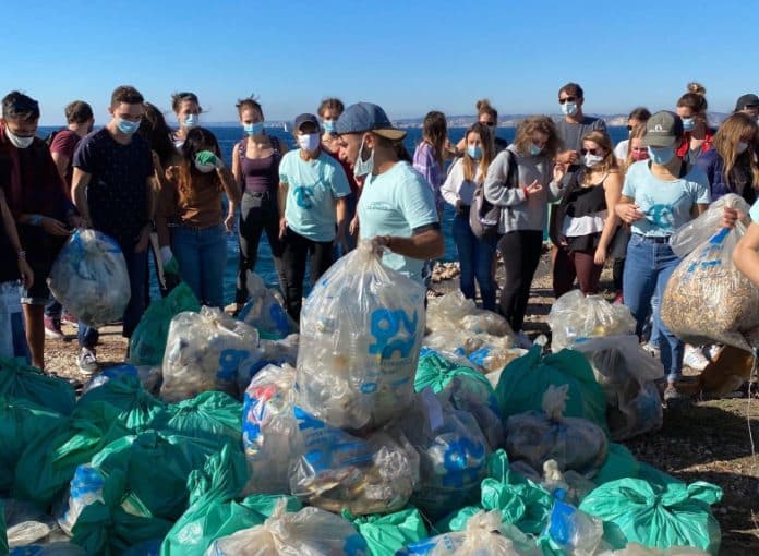 Des bénévoles ramassent des déchets sur la plage