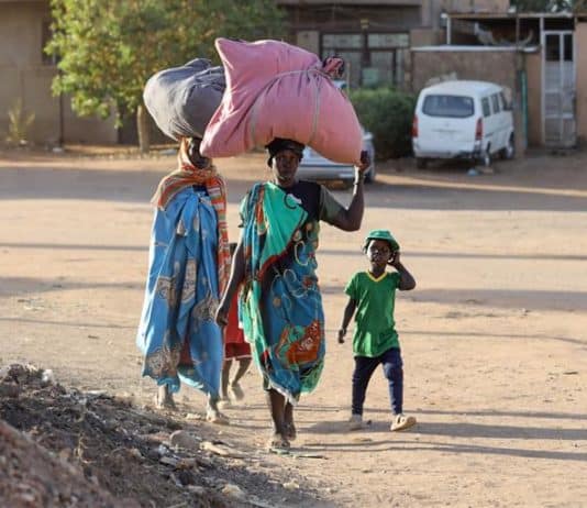 Deux femmes et un enfant fuient les combats au Soudan