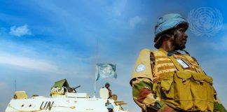 casques bleus devant un char portant les couleurs de l'ONU