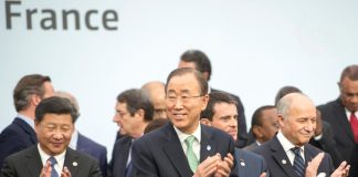 Applaudissements à la signature de l'accord de Paris lors de la COP 21