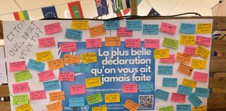 Mur de post it avec la réponse des jeunes au Delta Festival à la question : quel droit humain veux tu ?