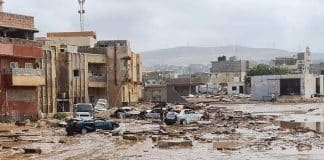 Des inondations catastrophiques brisent les barrages et emportent les bâtiments et les maisons en Libye.