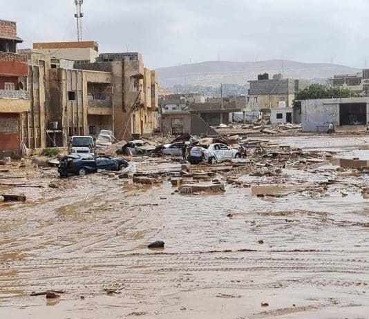 Des inondations catastrophiques brisent les barrages et emportent les bâtiments et les maisons en Libye.