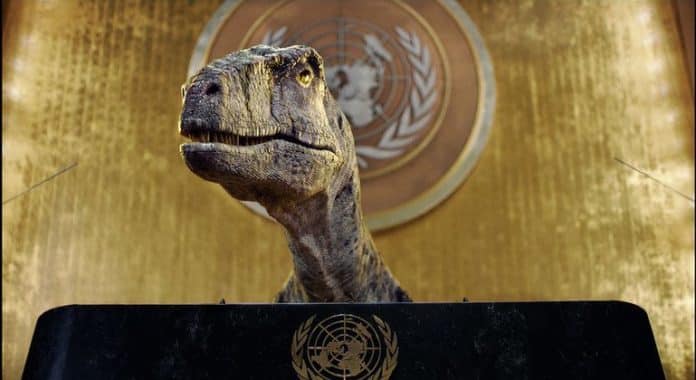 Image fictive d'un dinosaure faisant un discours devant l'Assemblée générale des Nations Unies