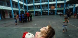 Aya, une fillette de 5 ans, serrant sa poupée pour apaiser sa peur, regarde le ciel de Gaza rempli d'avions de guerre depuis l'intérieur d'une école de l'UNRWA dans la bande de Gaza.