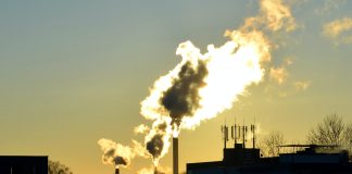 Fumées sortant d'usine. La concentration des gaz a effet de serre dans l'atmosphère ne cesse d'augmenter