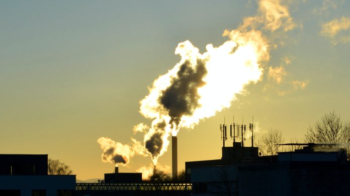 Fumées sortant d'usine. La concentration des gaz a effet de serre dans l'atmosphère ne cesse d'augmenter