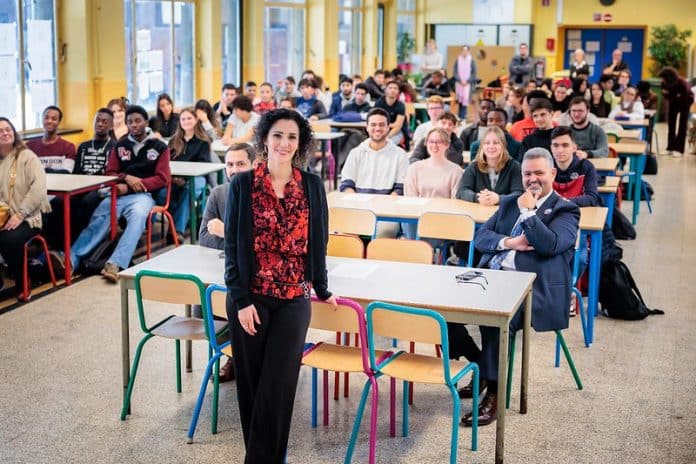 La ministre belge des Affaires étrangères dans une école pour la campagne back to school