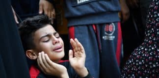 Un enfant pleure la perte d'un membre de sa famille à l'hôpital médical Al Nasser de Khan Younis, dans le sud de la bande de Gaza.