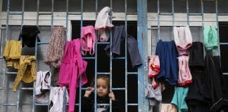 Un enfant derrière un balcon dans l'une des écoles de l'UNRWA qui sert d'abri aux déplacés dans la bande de Gaza.