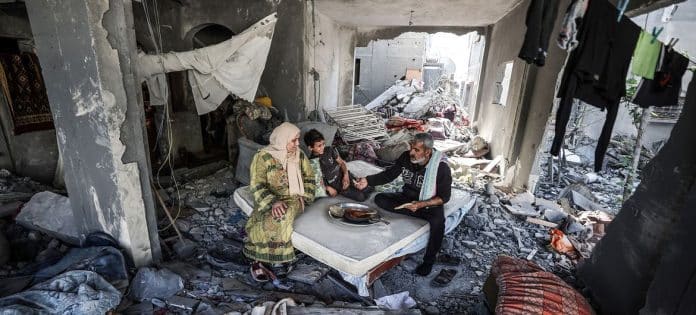 Une famille dans les ruines de leur maison dans le bande de Gaza © PAM/Ali Jadallah