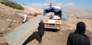 Déplacement de familles palestiniennes dans la région de Naplouse. Chargement d'un camion avec des tôles.