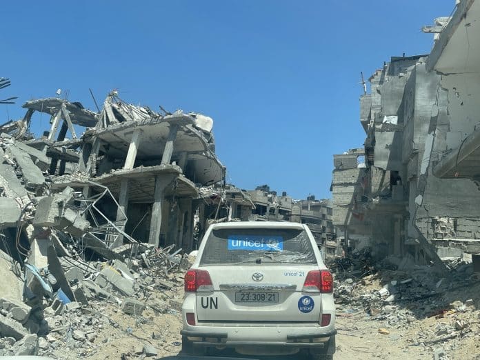 Une voiture de l'UNICEF dans les rues dévastées de Gaza, ou plus de 200 personnels de l'ONU ont été tués.