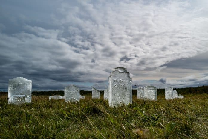 Des pierres tombales en glace sculptée pour rendre hommage aux glaciers disparus en Islande. DR