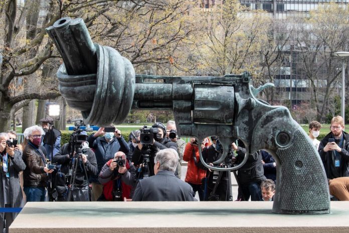 António Guterres ræðir við blaðamenn fyrir utan höfuðstöðvar SÞ í New York.