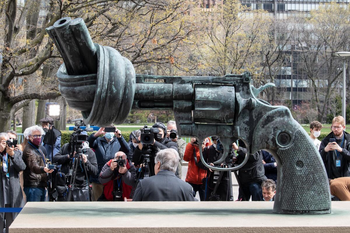 António Guterres ræðir við blaðamenn fyrir utan höfuðstöðvar SÞ í New York.