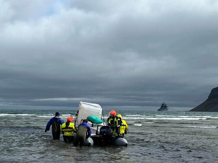 Plast komið um borð í gúmmíbát og varðskipið Þór bíður fyrir utan.