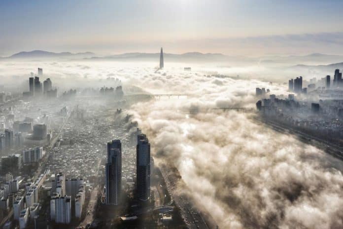 Þoka og mengun í Seoul höfuðborg Suður-Kóreu