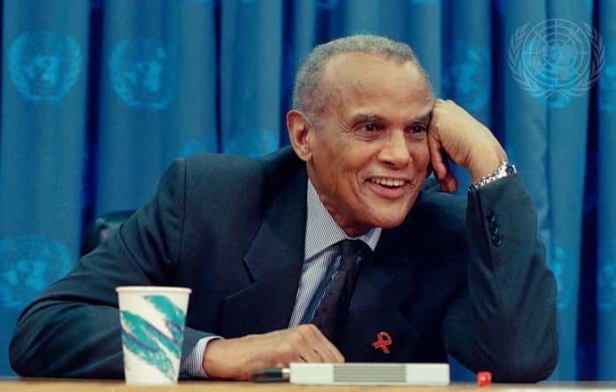 Harry Belafonte ræðir við blaðamenn í höfuðstöðvum Sameinuðu þjóðanna.