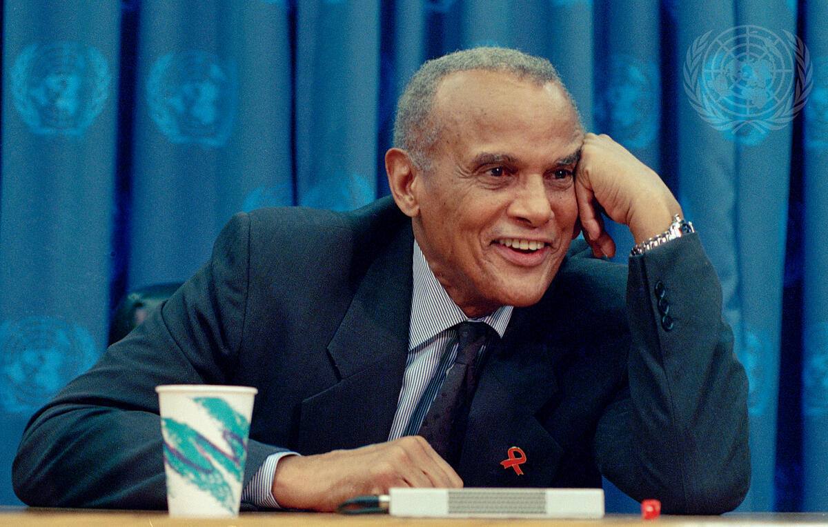 Harry Belafonte ræðir við blaðamenn í höfuðstöðvum Sameinuðu þjóðanna.