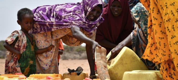 Konur sækja sér vatn í Kureyson þorpinu í Galkayo í Sómalíu.