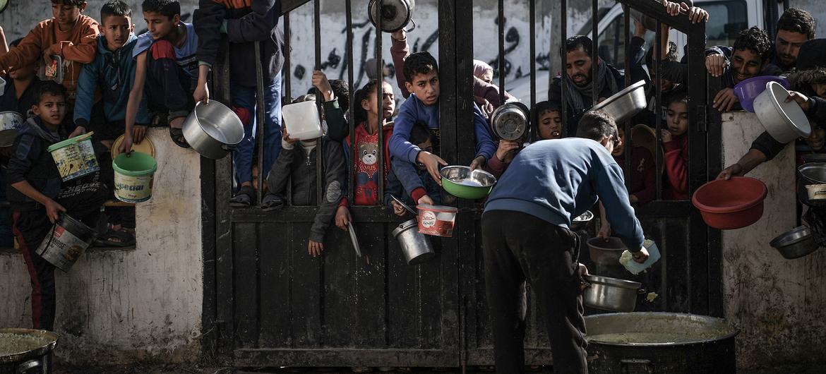 Börn bíða eftir að matvælum sé úthlutað í Rafah. UNICEF/Abed Zagout