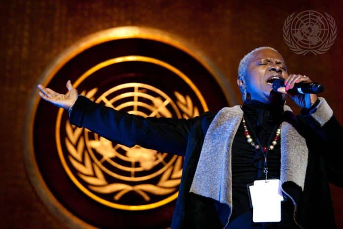 Söngkonan Angélique Kidjo frá Benín á æfingu í fundarsal Allsherjarþings Sameinuðu þjóðanna fyrir fyrsta Alþjóðlega djassdaginn 2012. Mynd: UN Photo/JC McIlwaine