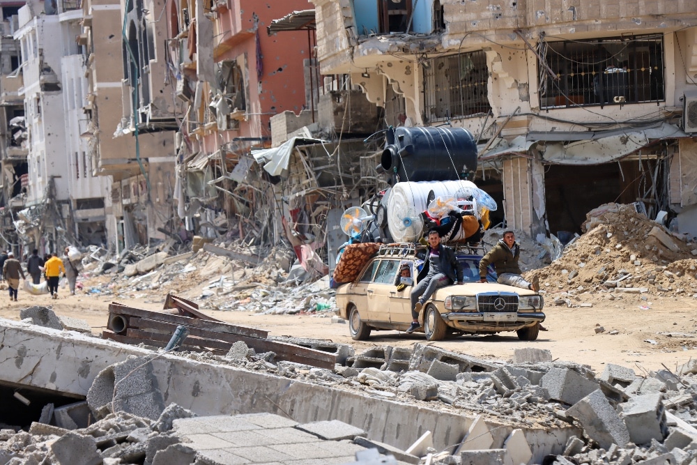 Khan Younis á Gasasvæðinu 10.apríl 2024. Mynd: UNOCHA/Themba Linden Widespread destruction in Khan Younis. A UN team (OCHA, UNRWA, WHO, WFP, UNMAS, and UNFPA) visited Khan Younis on 10 April following the withdrawal of Israeli troops from that area. They report profound destruction: every building the team visited and most of the buildings observed were damaged, and paved roads had been reduced to dirt tracks. Streets and public spaces are also marred with unexploded ordnance, posing severe risks to civilians. The team recorded unexploded 1,000-pound bombs lying on main intersections and inside schools. Returnees and a handful of people who remained through the fighting told the team that there they faced dire shortages of food and water, compounded by the loss of critical healthcare services due to the destruction of Nasser and Al Amal hospitals. © UNOCHA/Themba Linden