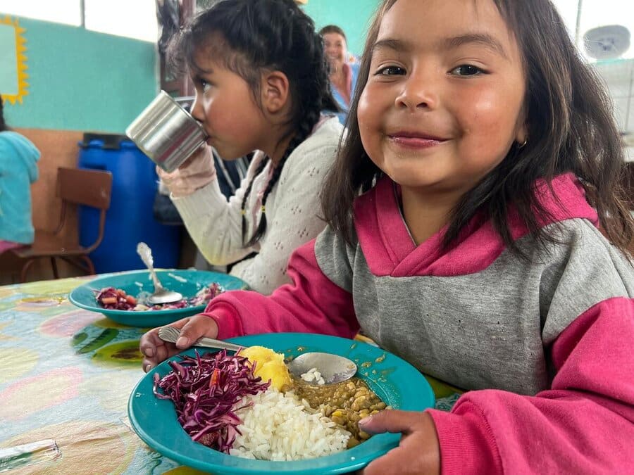 Eimy Dayana Achinchay Chulde (4), ung stúlka í Ekvador, borðar hádegisverð í Colombia skólanum í Montúfar, sem fær skólamáltíðir þökk sé WFP. Mynd: WFP/Carolina Moncayo