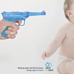 "Wasting water kills the future" eftir Daniele Gaspari. Sigurauglýsing í samkeppni UNRIC.