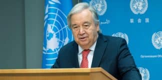 António Guterres fagnar vopnahléinu.