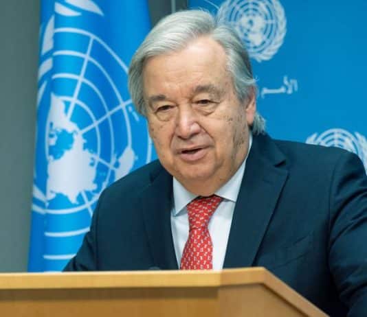 António Guterres fagnar vopnahléinu.