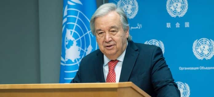 António Guterres fagnar vopnahléinu.