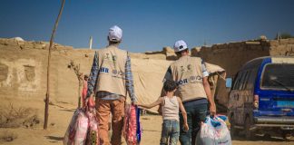 Displaced families in Marib, Yemen, receive a winterization aid package, March 2020.